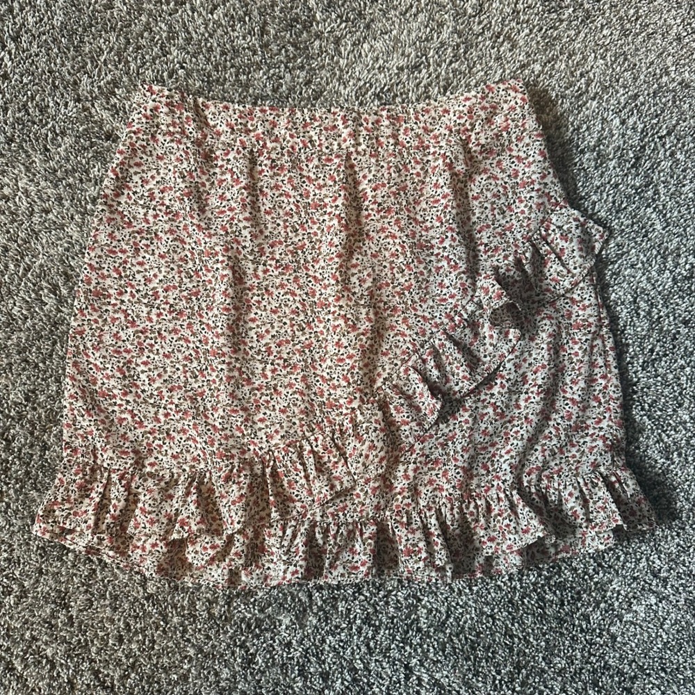 Princess Polly Mini Skirt Size 4 Cream & Red Floral Ruffle Front Wrap Hidden Zip